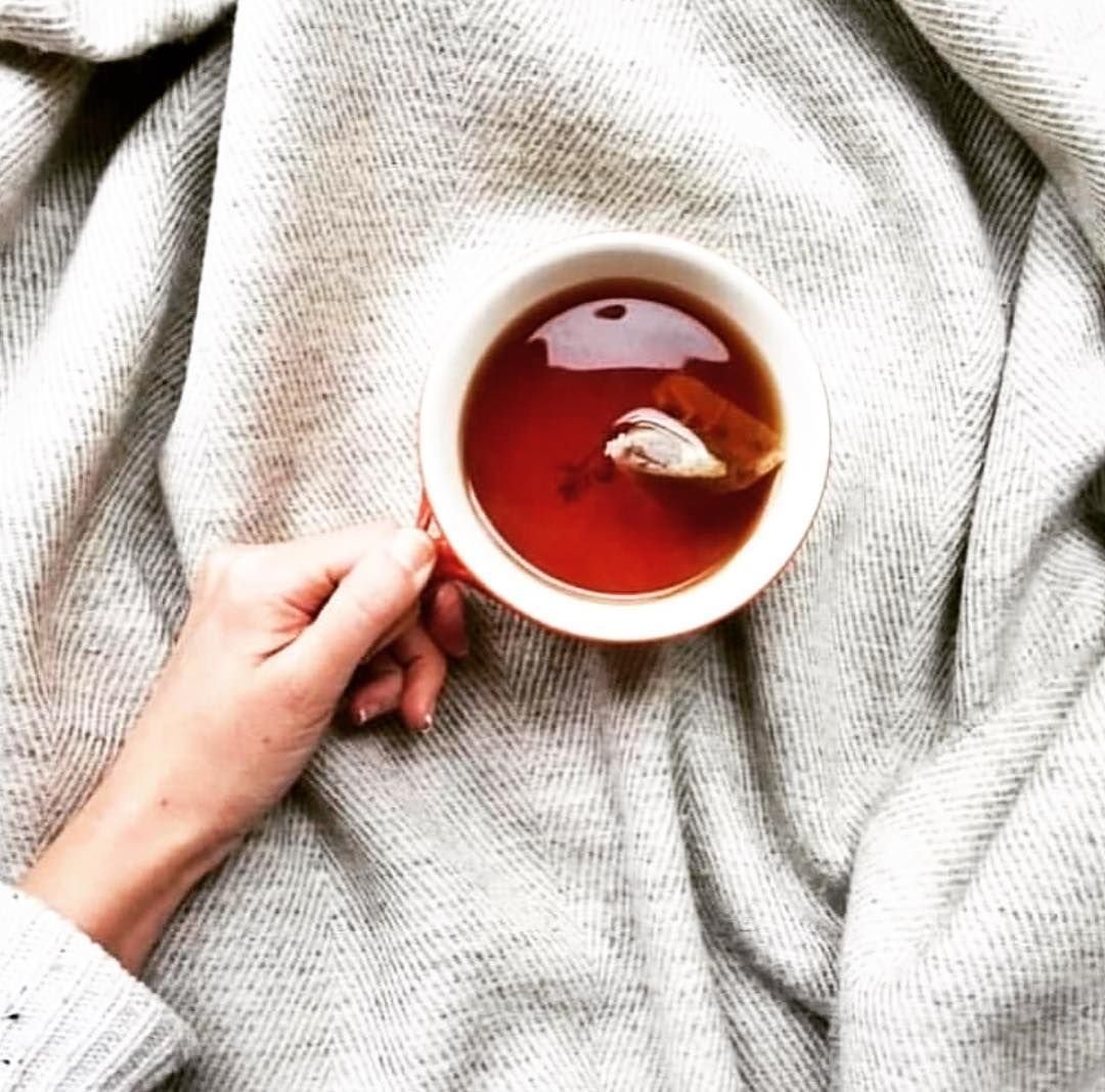 Кружка чая в руках