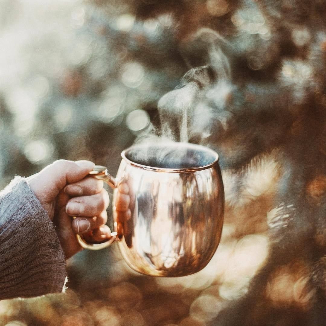 Горячий чай в руках