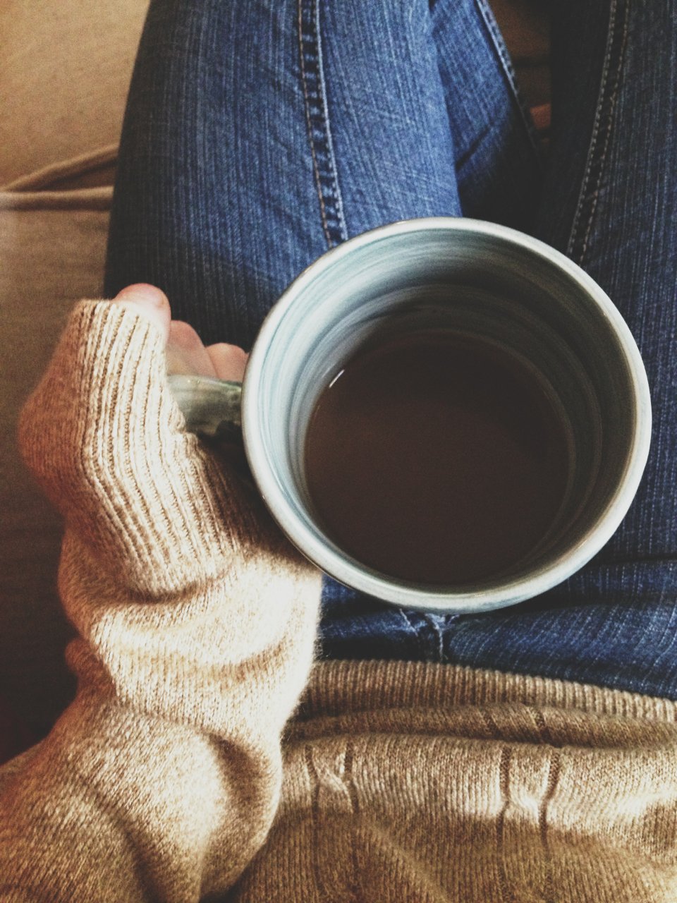 Девушка с кружкой чая в руках