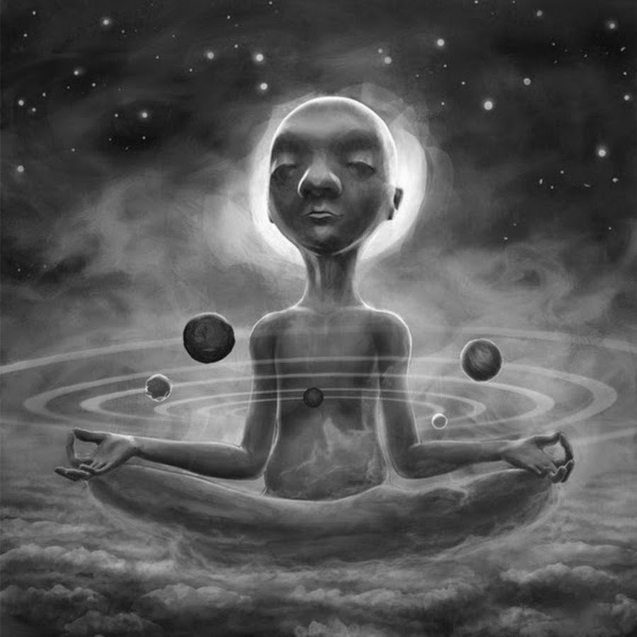 Человек медитирует в космосе