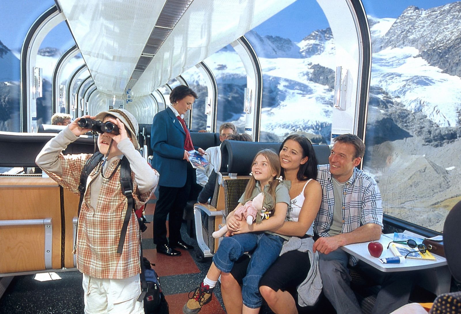 Гласье экспресс Швейцария. Панорамные поезд Бернина экспресс. Панорамный поезд в Швейцарии Бернина. Путешествие на поезде. Travel поезд