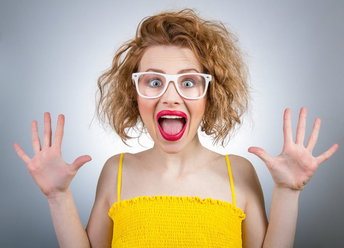 Удивленное лицо девушки