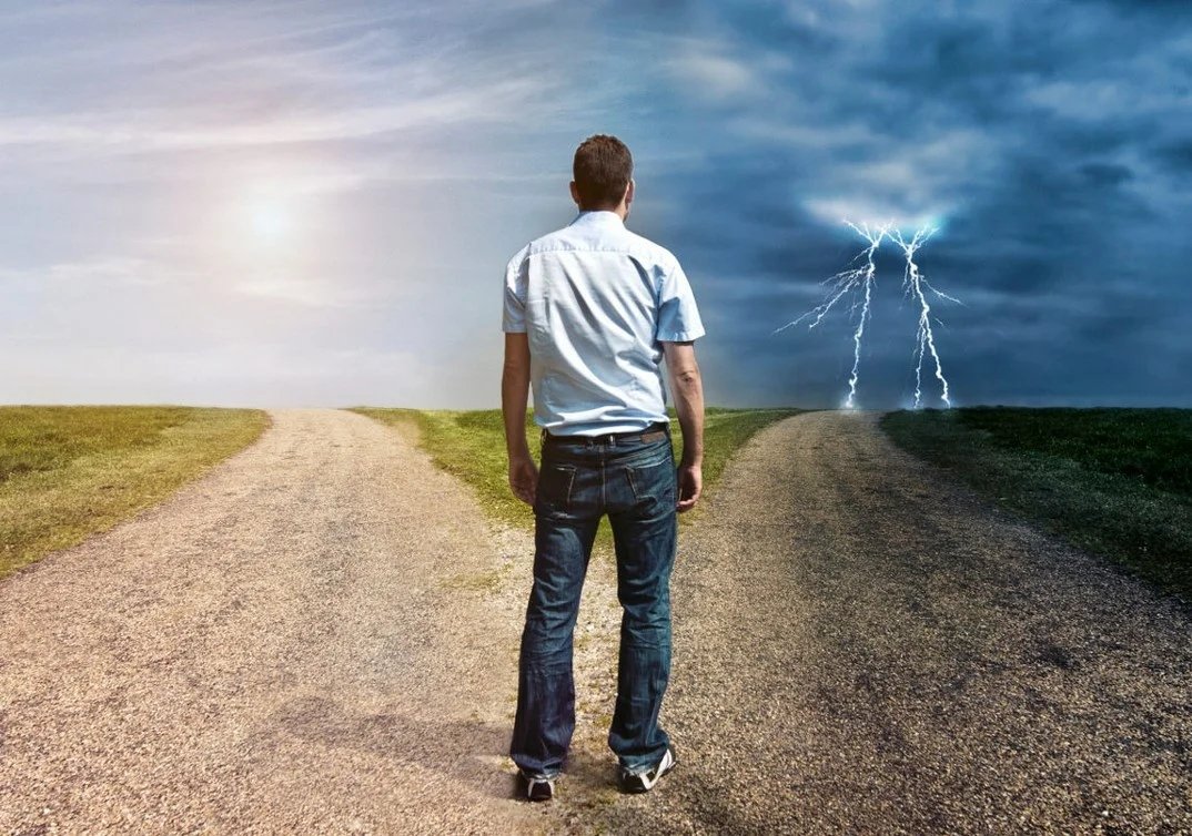 Мужчина идет по дороге