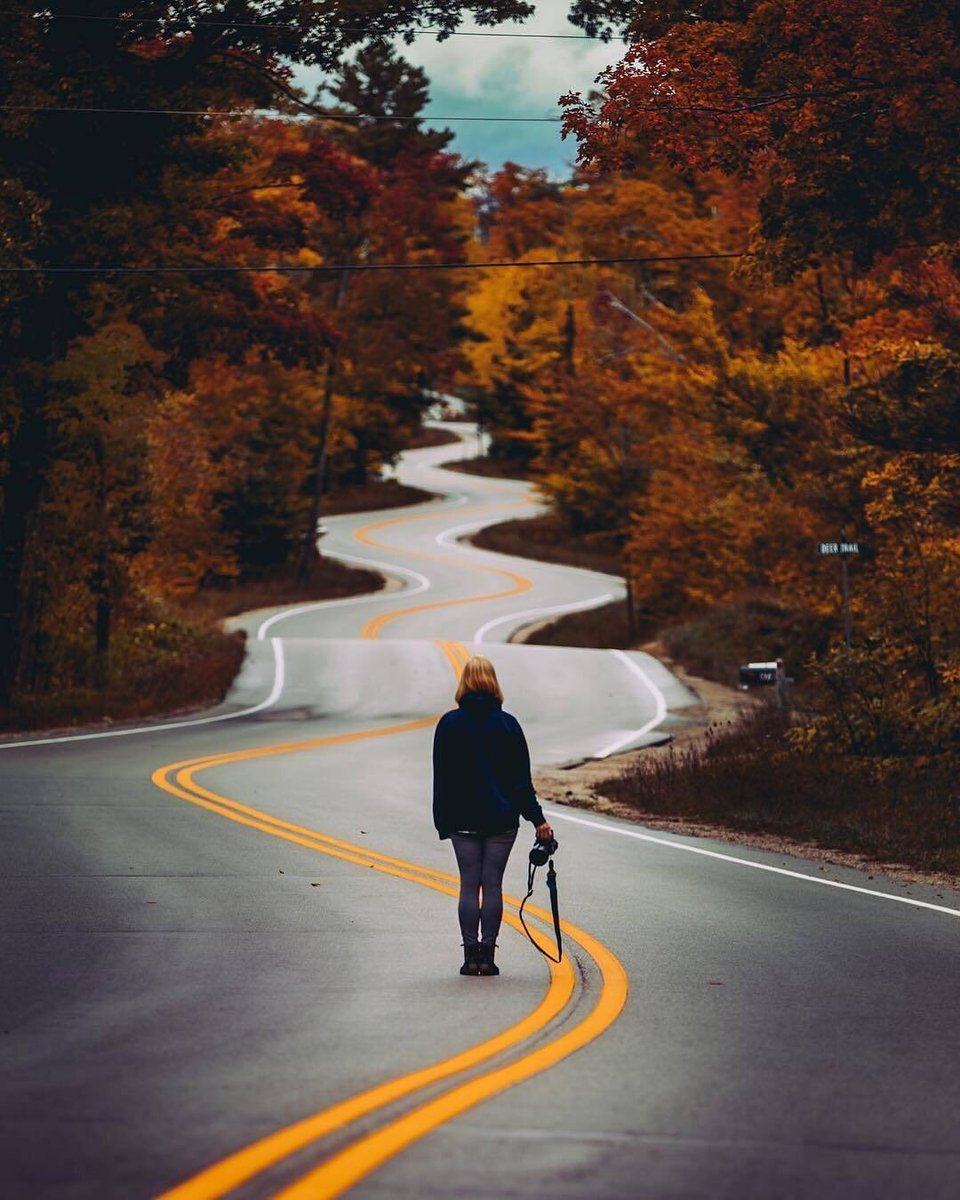 Человек идет по дороге