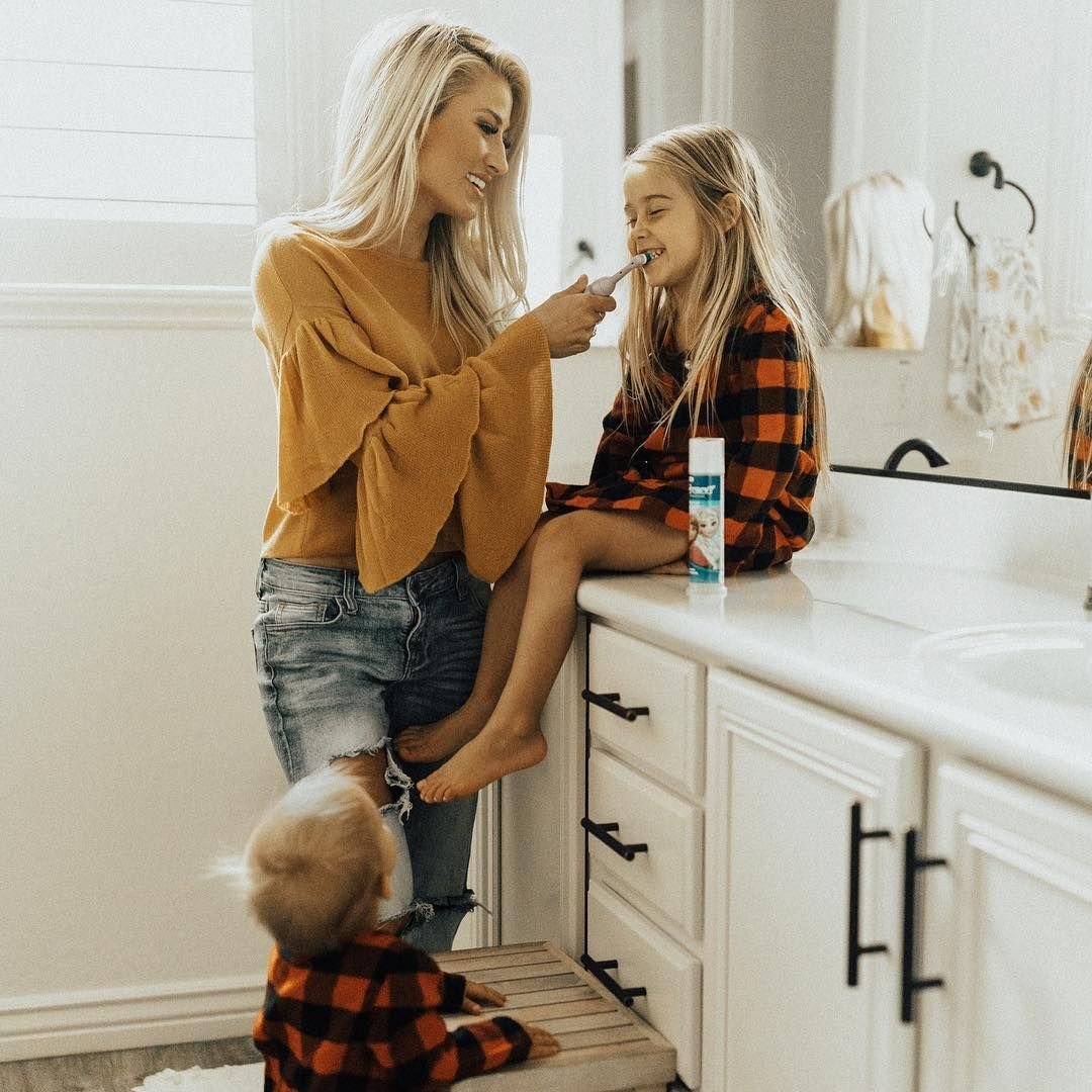 Фотосессия мама и дочка домашняя