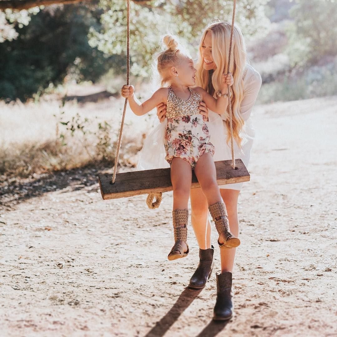 Блондинка с дочкой