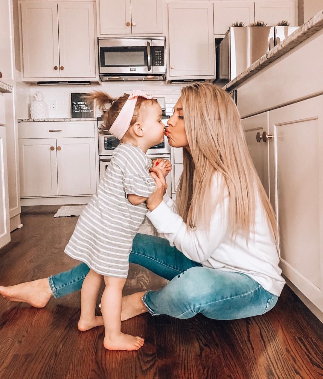 Фотосессия мама и дочка домашняя