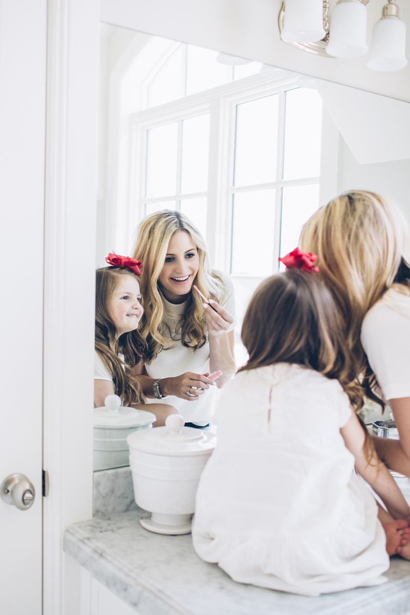 Мама и дочка в салоне красоты