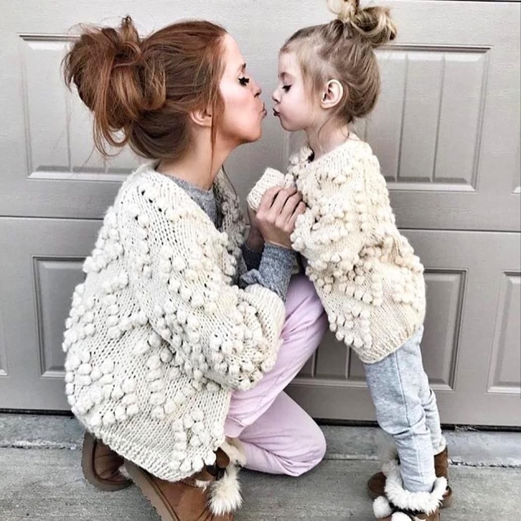 Мама с дочкой в свитерах