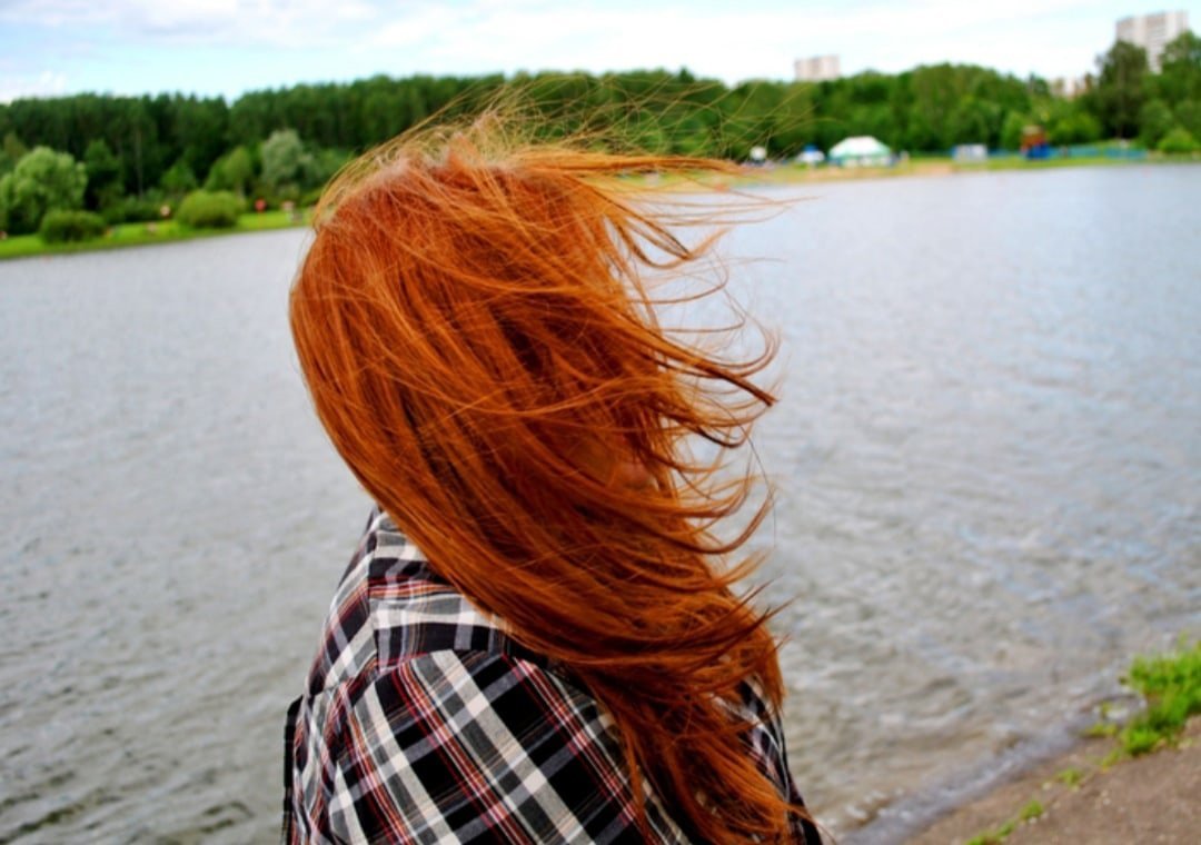 Рыжая девушка со спины