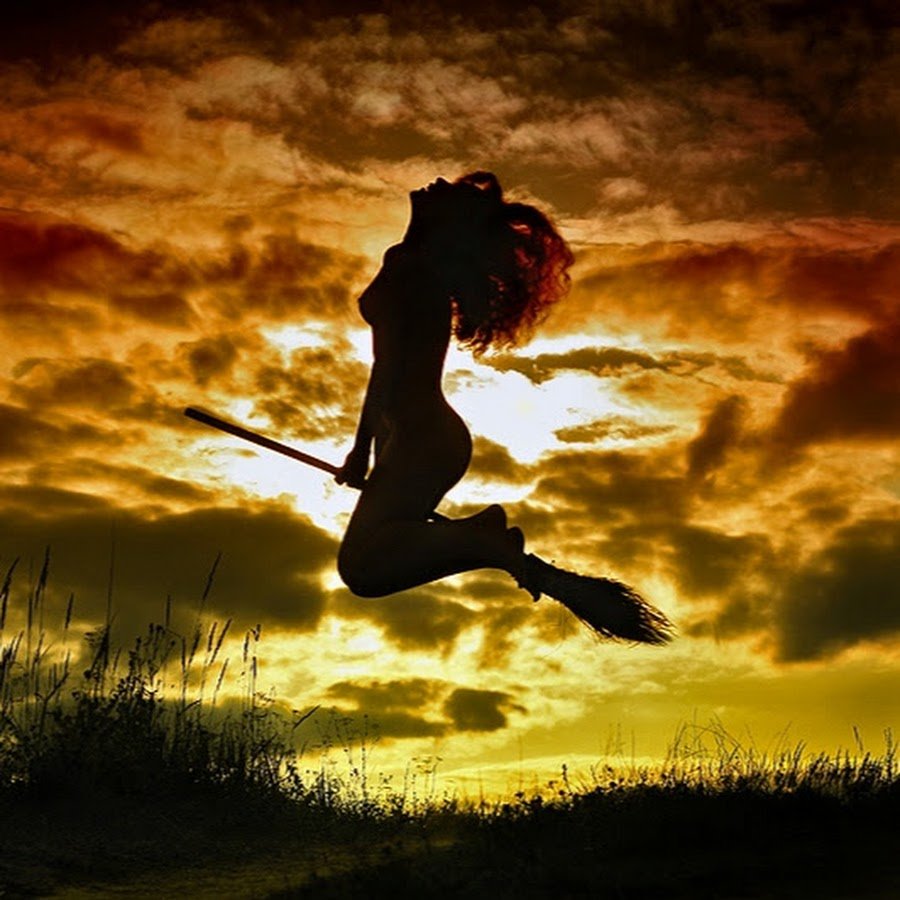 Красивая ведьма на метле