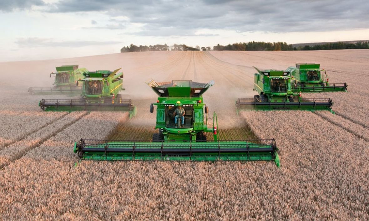 Комбайн Джон Дир на уборке пшеницы
