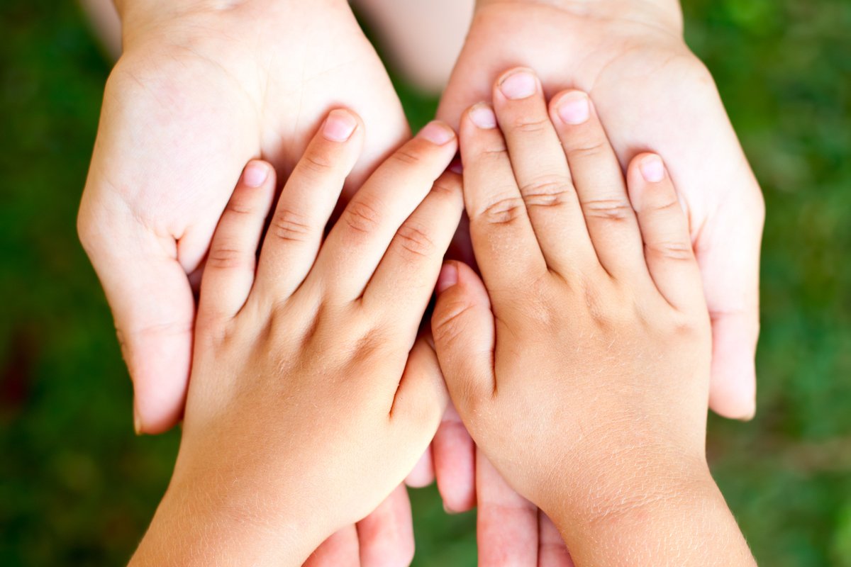 Ручки мамы папы и малыша