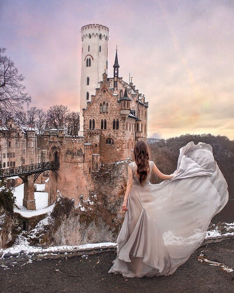 Девушка в старинном замке