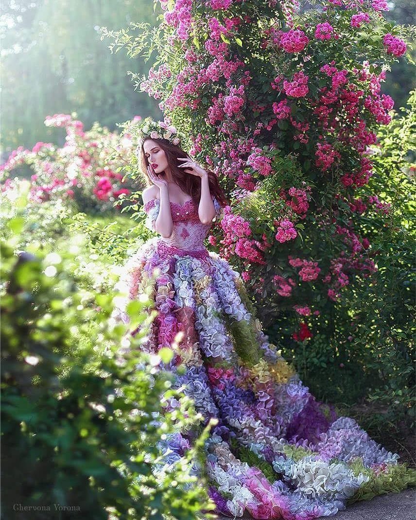 Девушка в платье из цветов
