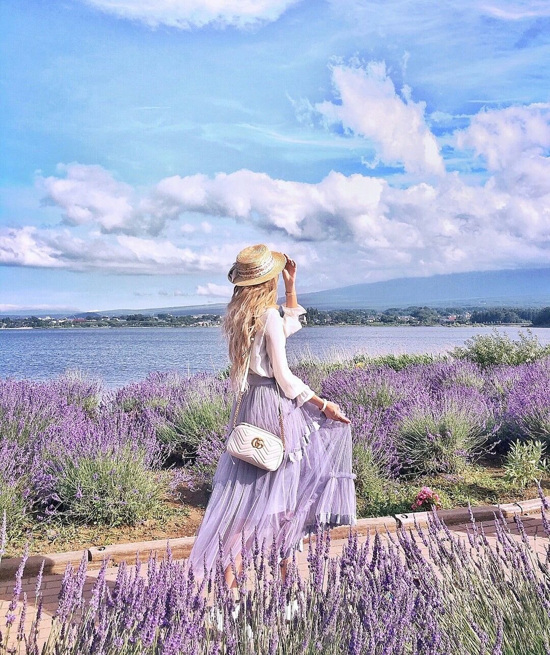 Девушка с лавандой