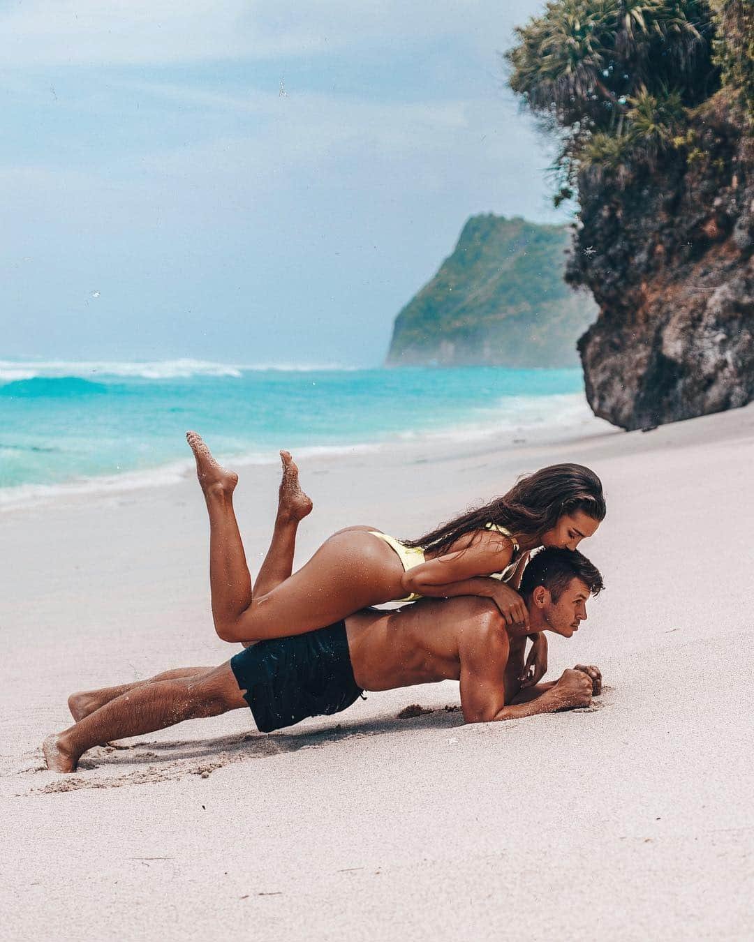 Влюбленные у водопада