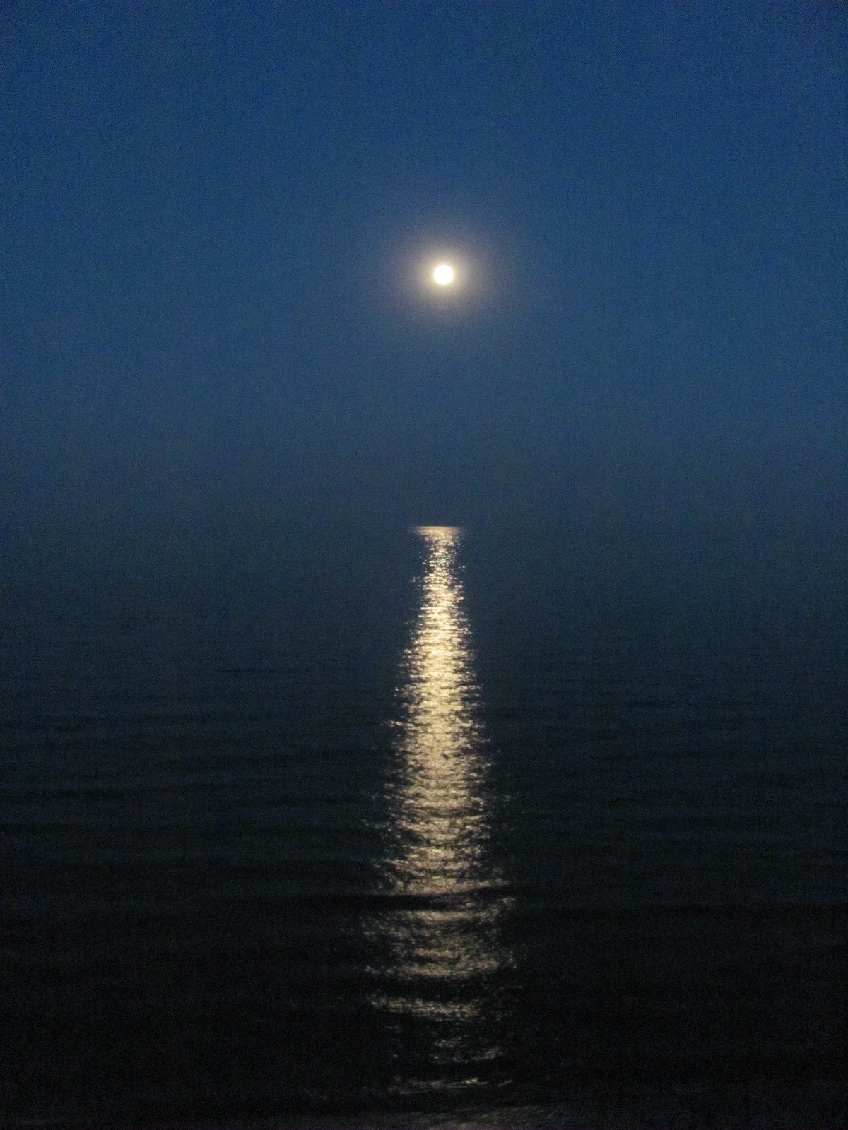 Лунная дорожка на озере
