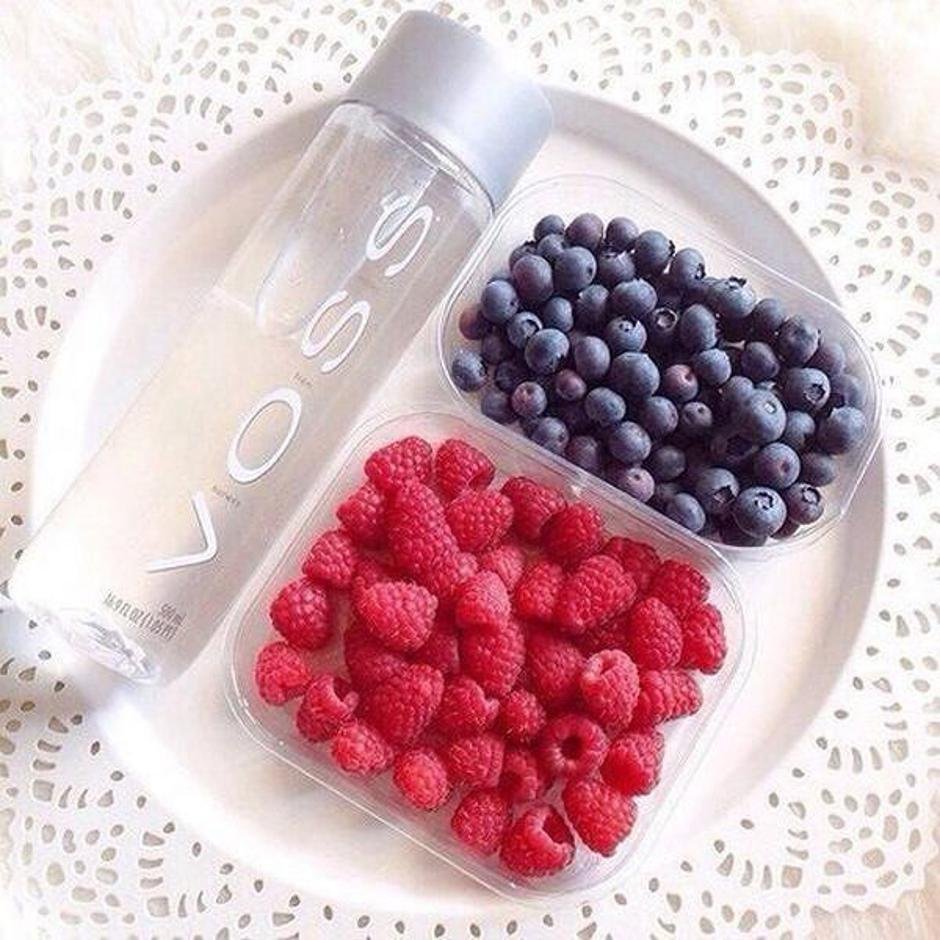 Малина в ладонях