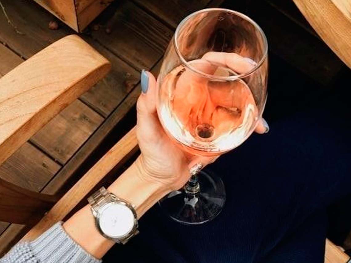 Бокал вина в руке девушки