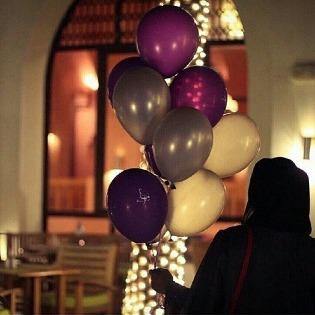 Девушка в хиджабе с шариками
