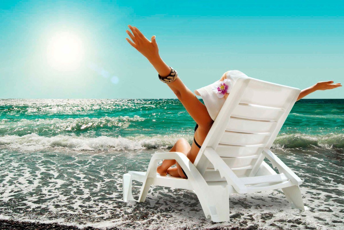 Женщина на шезлонге