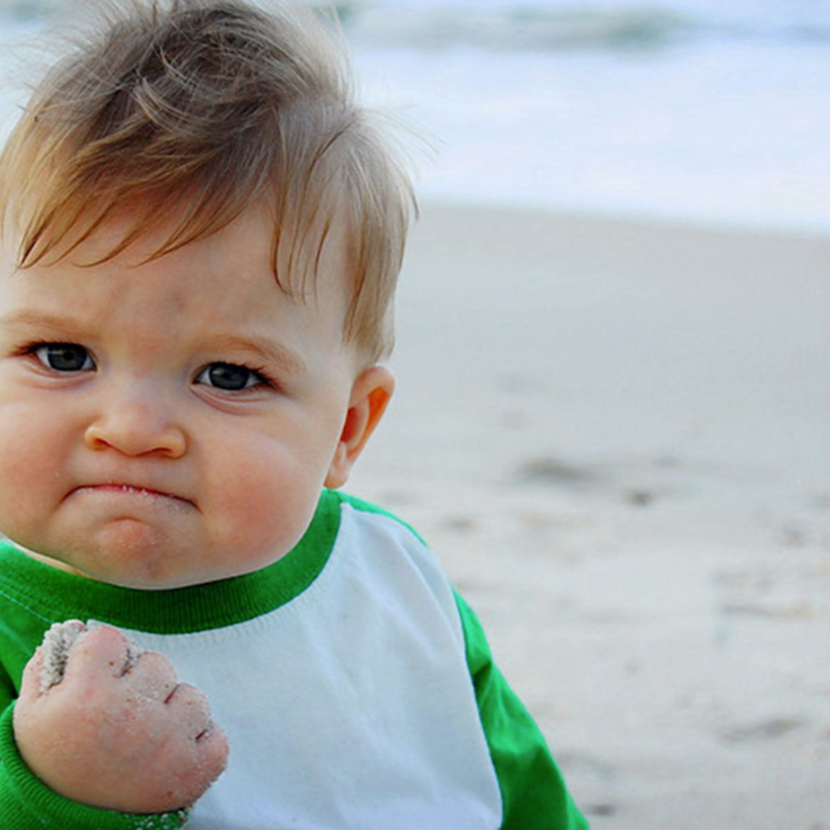 Малыш с кулаком