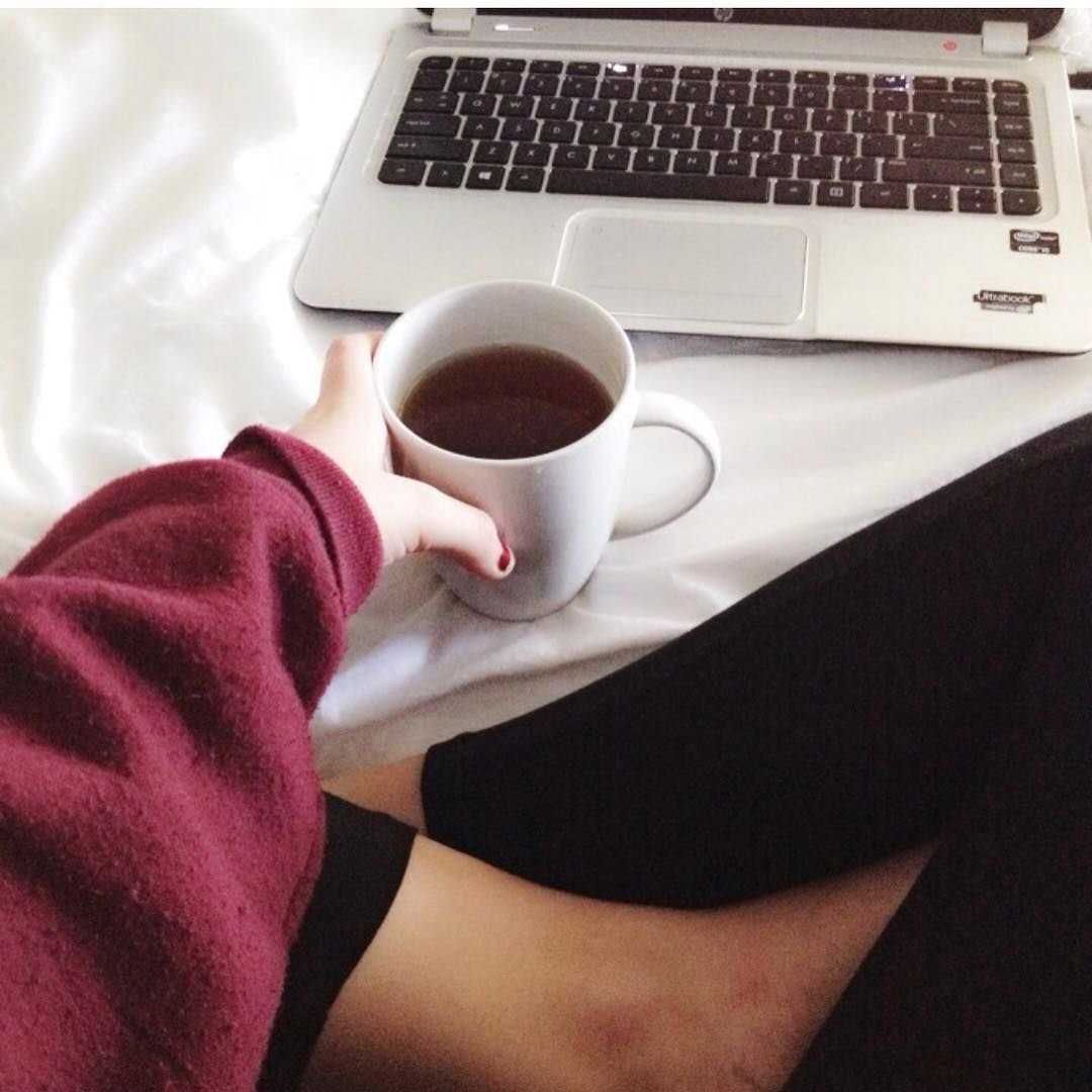 Девушка с кофе без лица