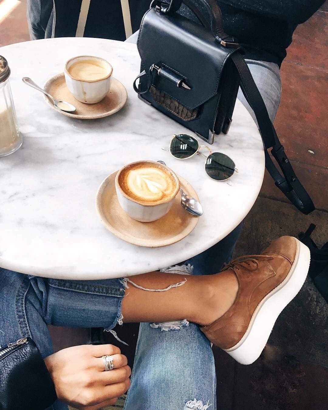 Девушка с кофе в руках