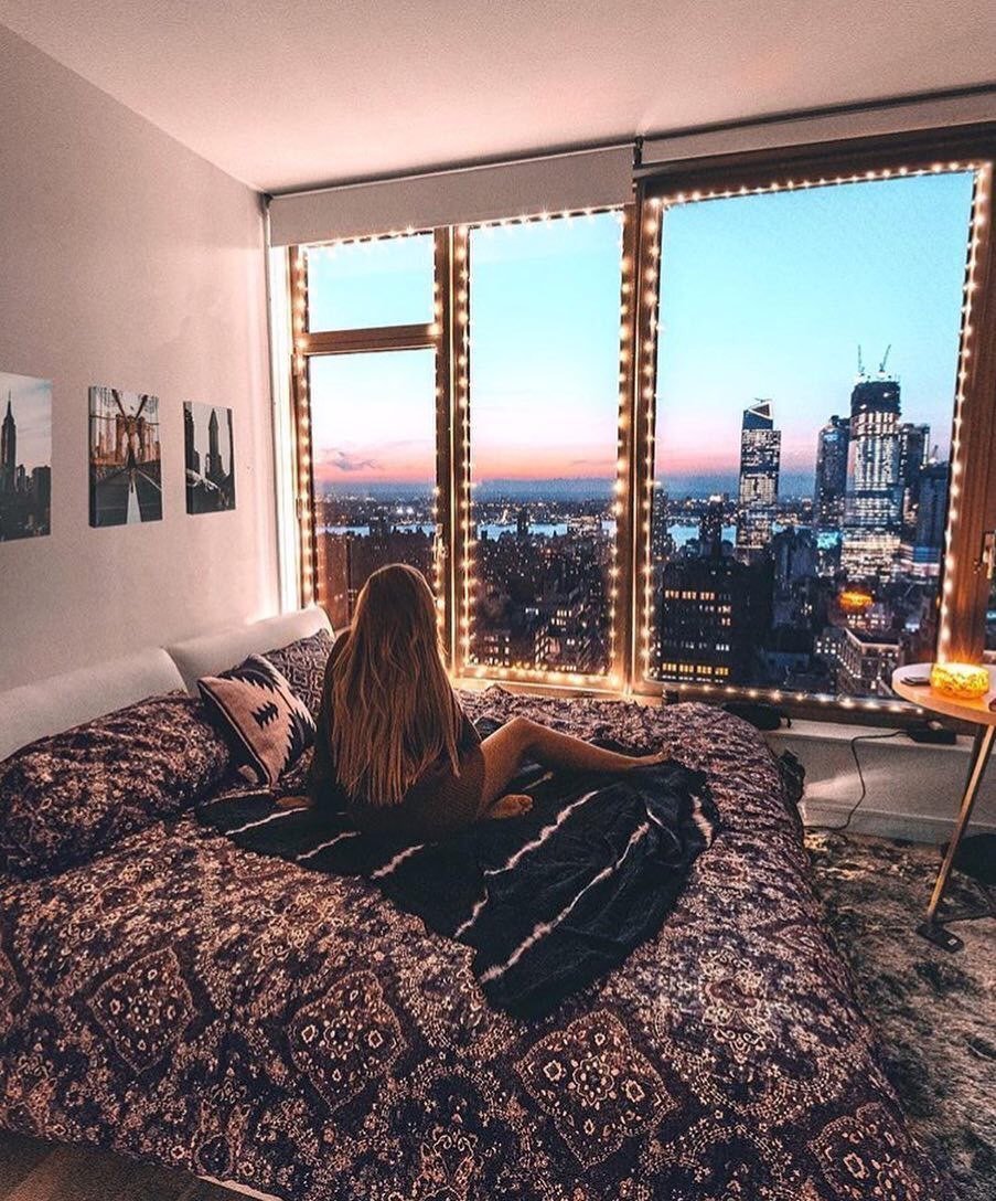 Девушка в квартире