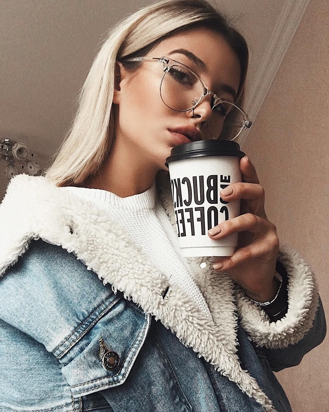 Селфи девушки с кофе