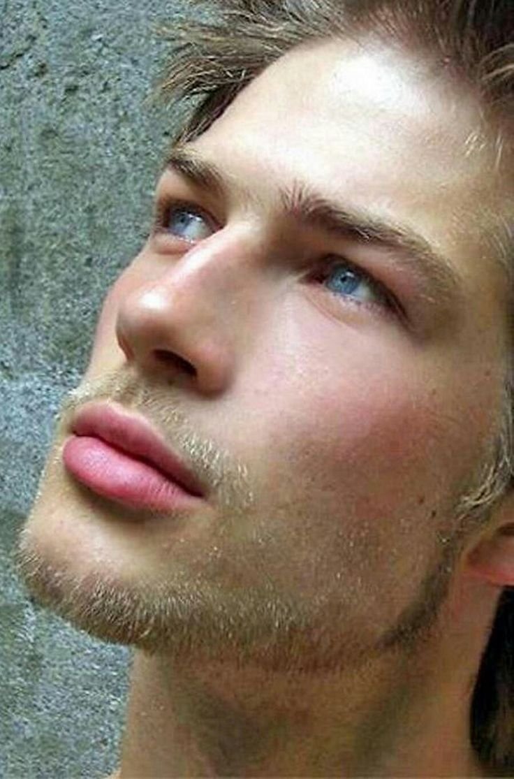 Чувственные мужские губы