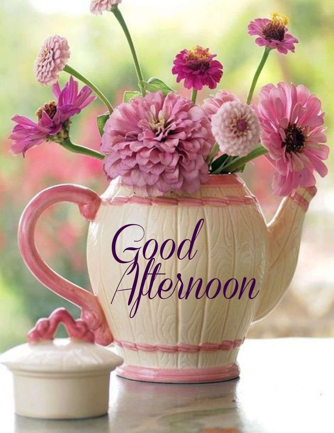 Нежные цветы в чашке