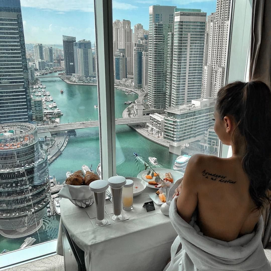 Девушка с книгой и кофе