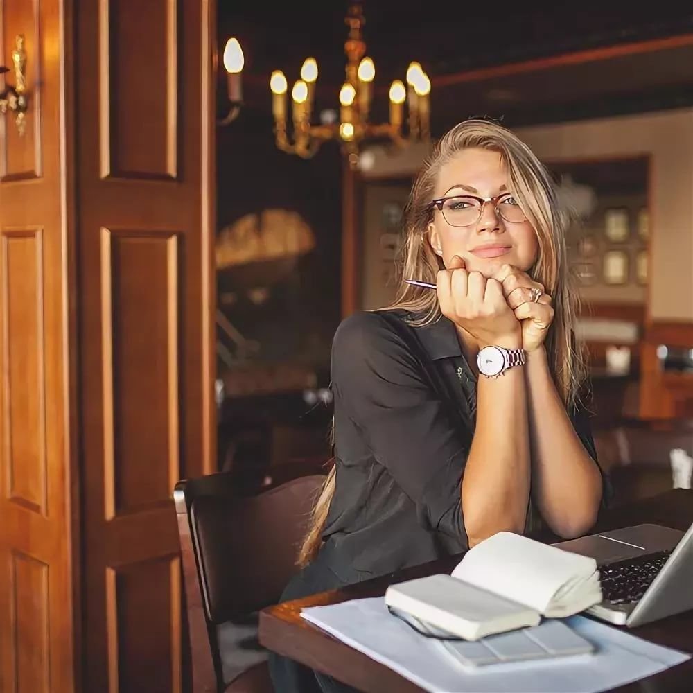 Брюнетка в роскоши