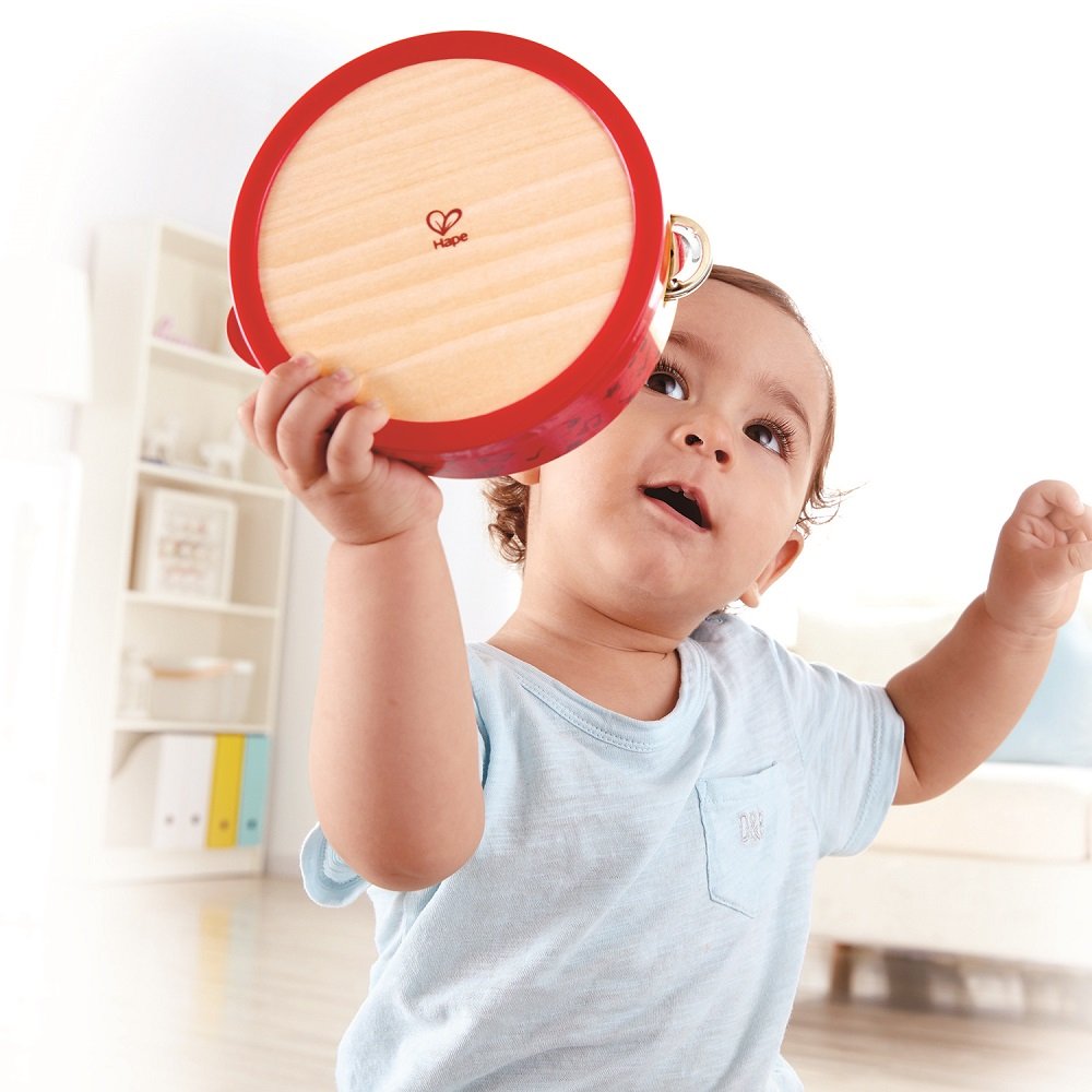 Играет на бубне