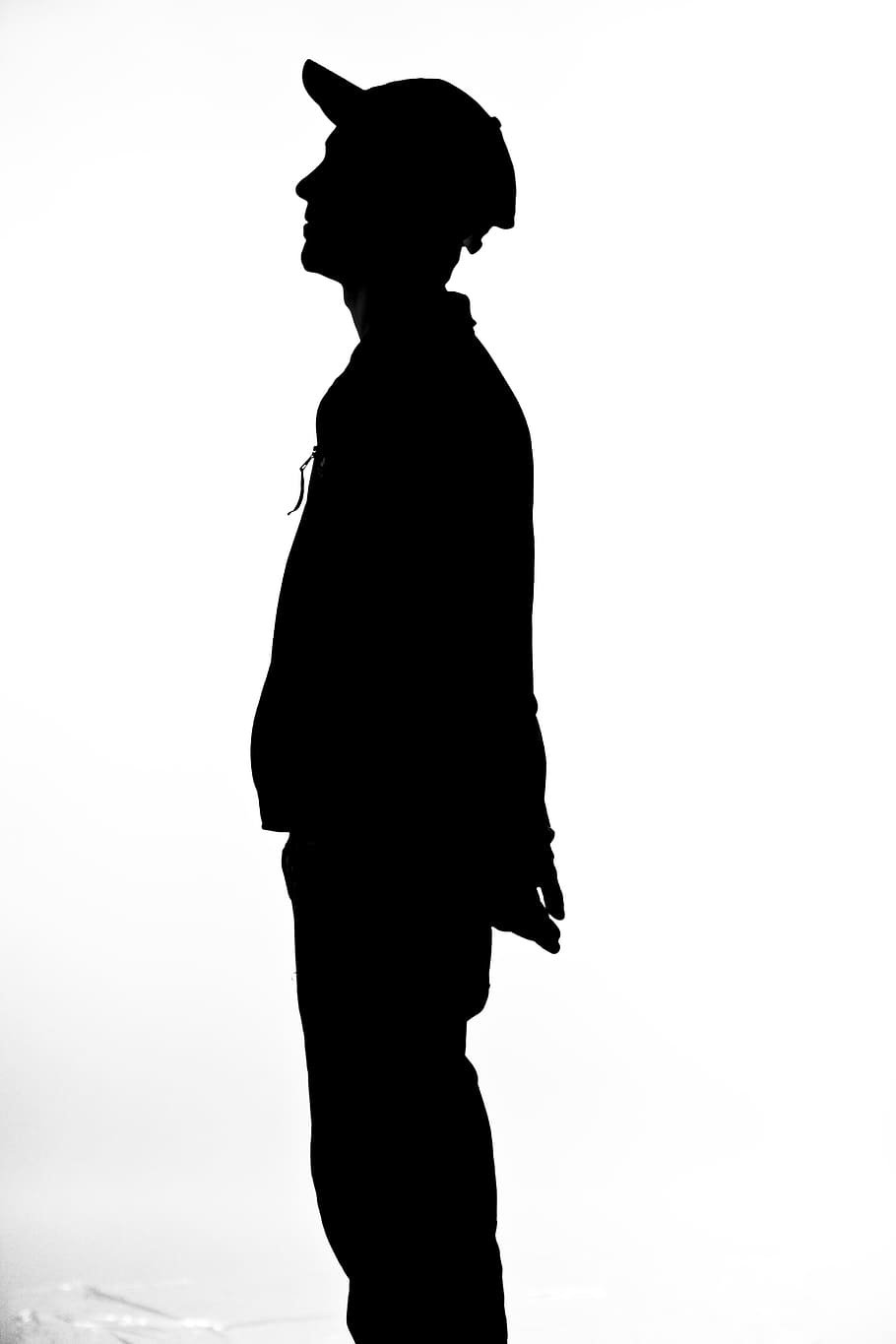 Силуэт молодого человека