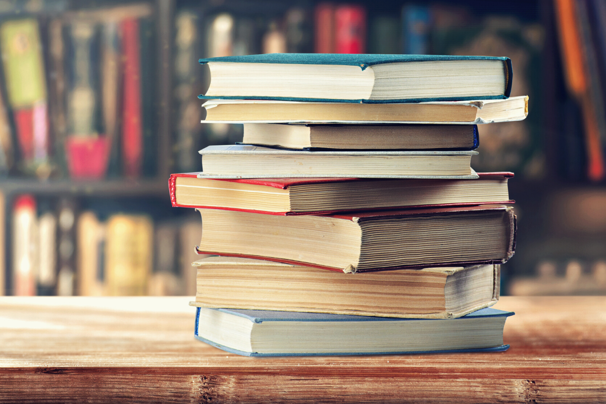 Много книг на столе