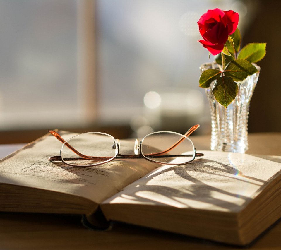 Очки на столе