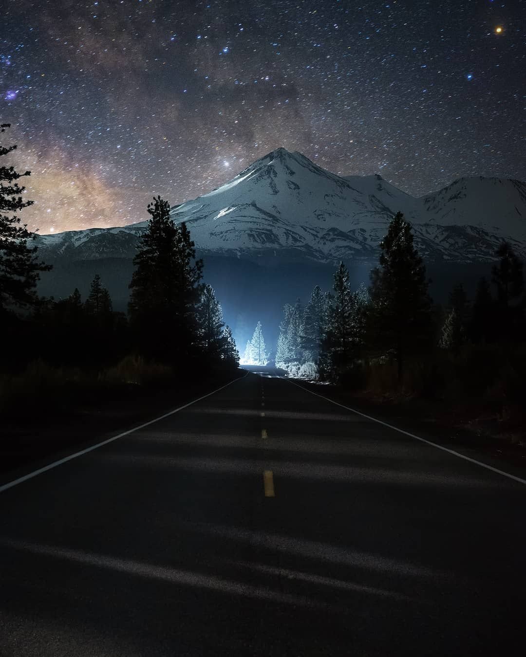 Дорога в горах ночью