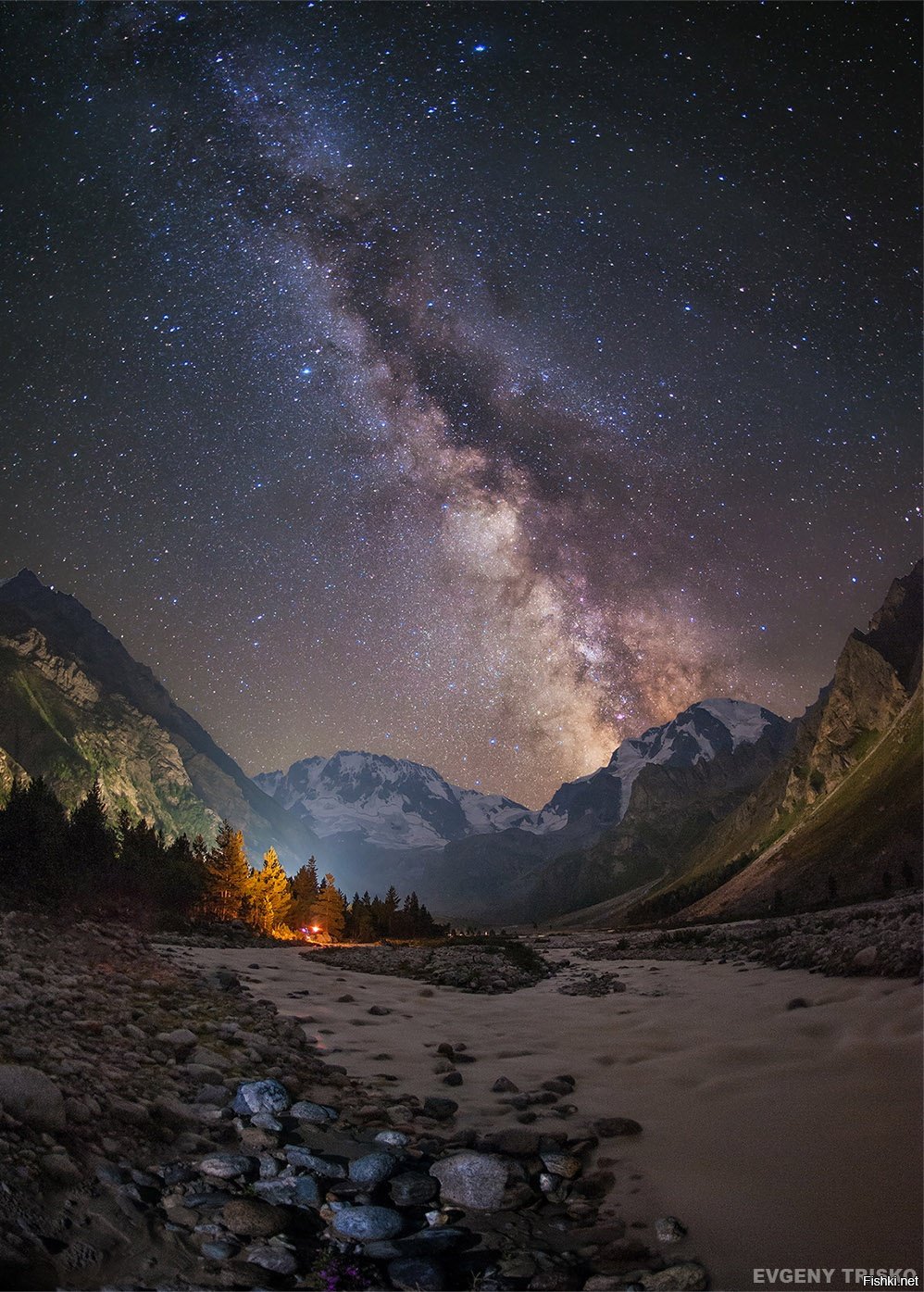 Гора на фоне неба ночью