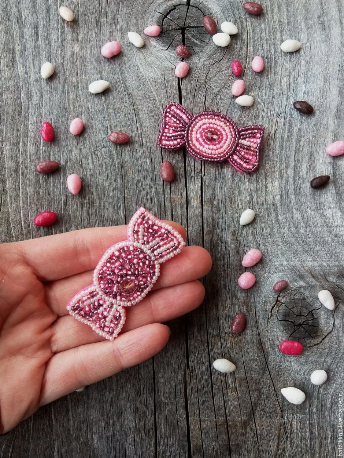 Брошь из бисера на фетре