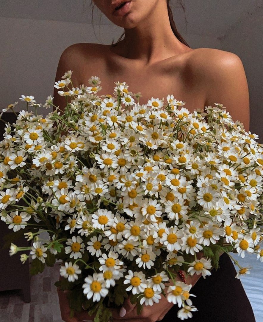 Девушка с большим букетом ромашек