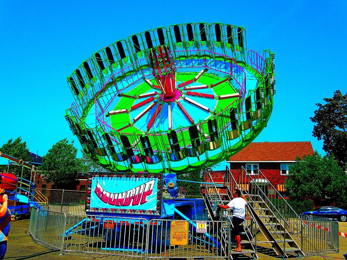 Парк аттракционов в Москве Диснейленд