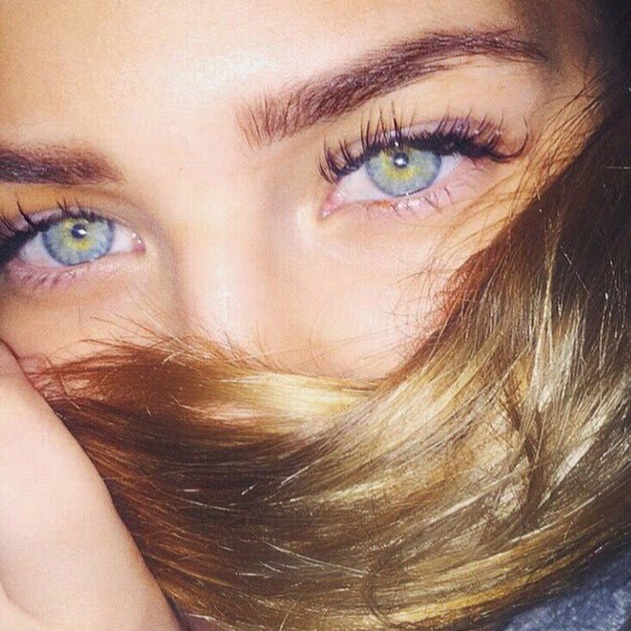 Девушка с голубыми глазами плачет