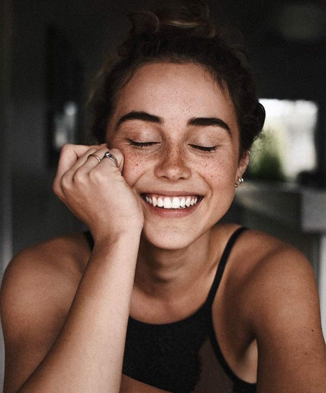 Девушка с кошачьими глазами