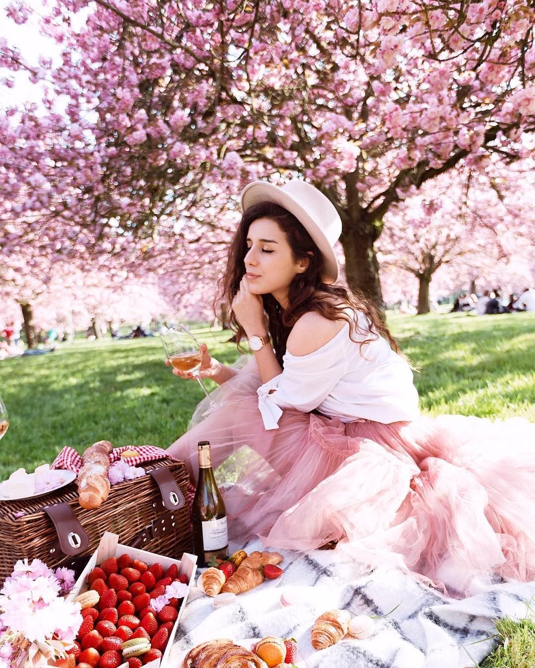 Пикник в яблоневом саду