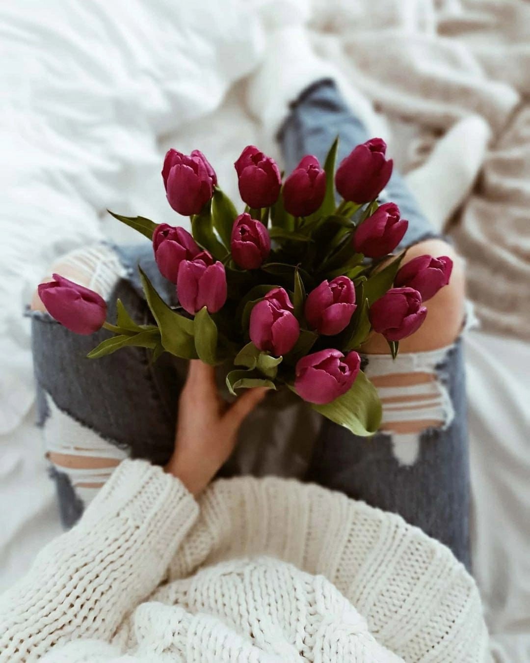 Букет тюльпанов в руках