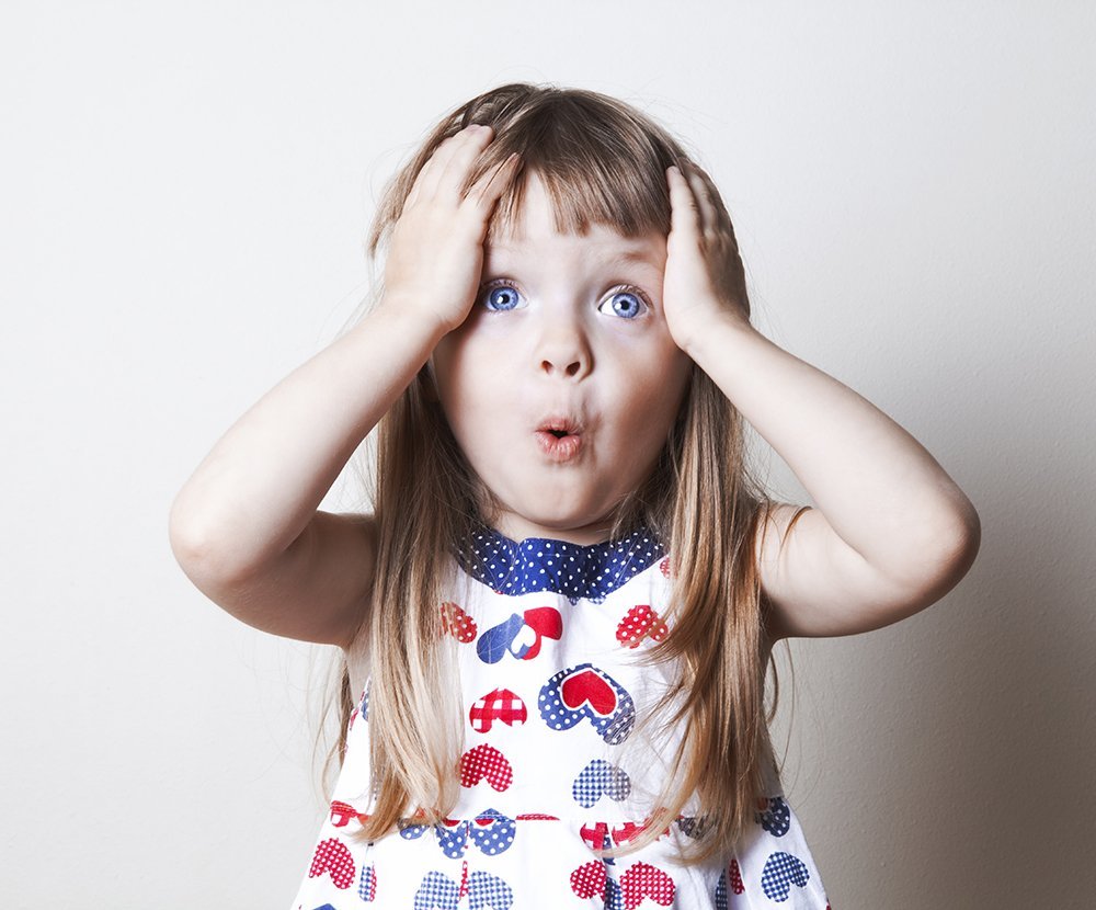 Девочка удивляется