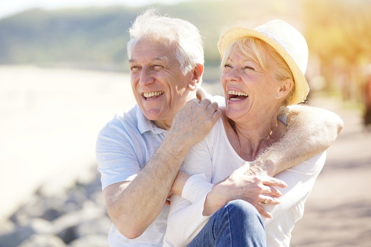 Пожилые люди радуются